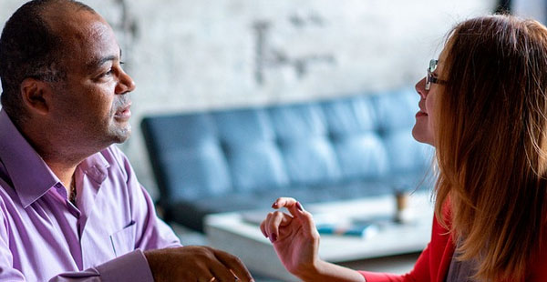 營(yíng)銷(xiāo)定位戰(zhàn)略有哪些方面？如何進(jìn)行？